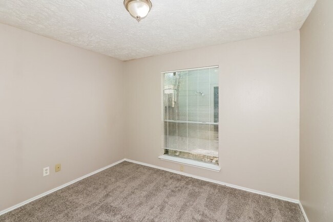 Building Photo - 15306 Evergreen Pl Dr