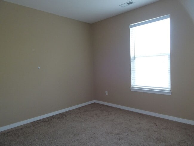 Building Photo - 4 Bedroom 3.5 Bath 3 Story Townhome for Re...