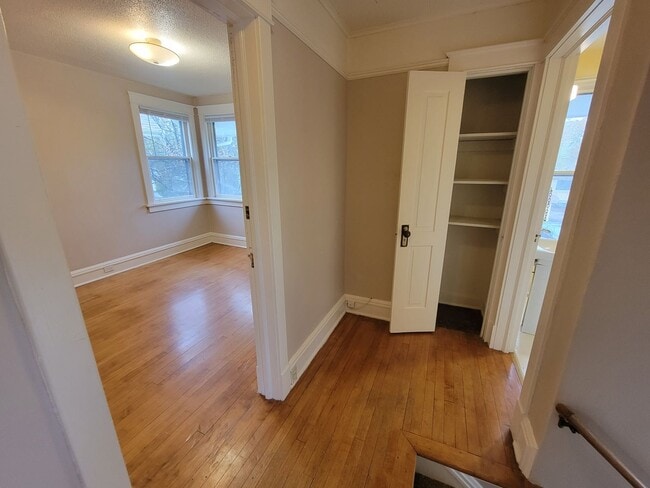 Building Photo - AVAILABLE JUNE - 3 BED 1 BATH NEAR CAMPUS