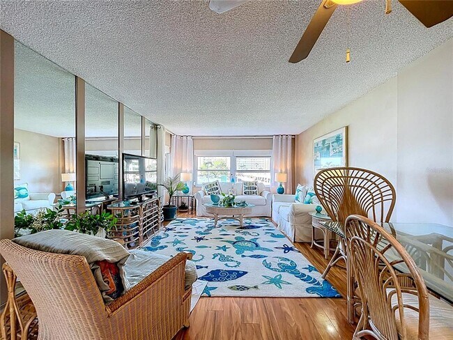 Building Photo - 4650 Cove Cir