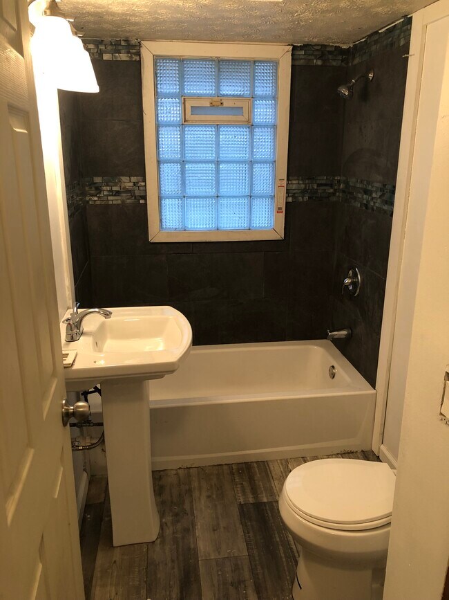 Building Photo - 1096 Silvercrest Ave