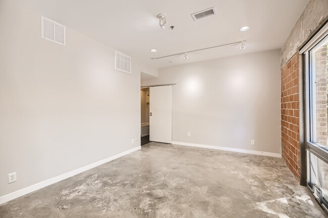 Building Photo - 1115 S Alamo St