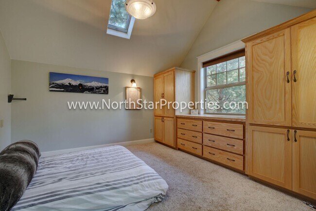 Building Photo - Spacious Five Bed Home in NW Bend