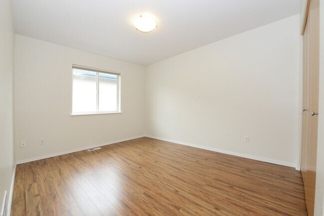 Building Photo - 264 Dailey Ave