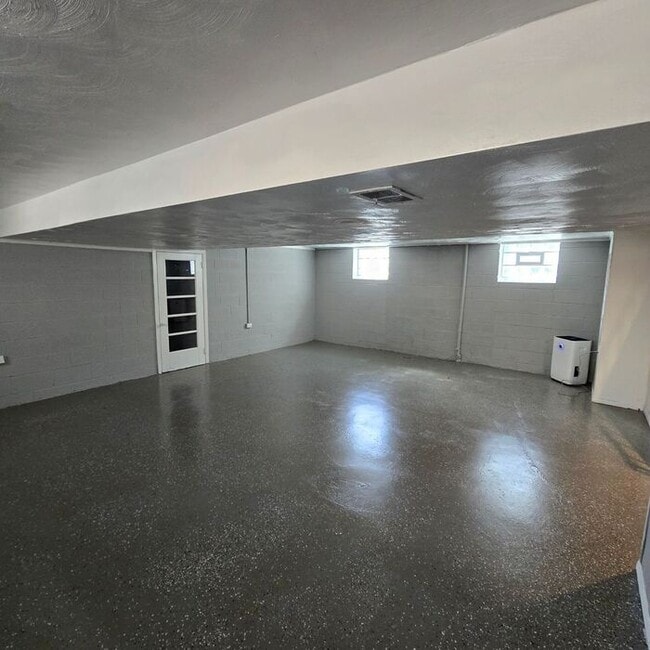 Building Photo - Charming 3-Bedroom Home / Pet-Friendly / A...
