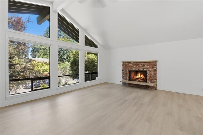 Building Photo - 4bd/2.25ba Kirkland Home