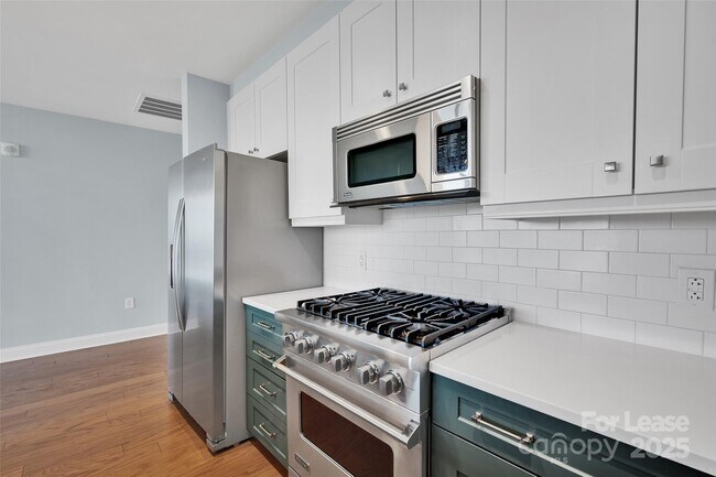 Building Photo - 701 Royal Ct
