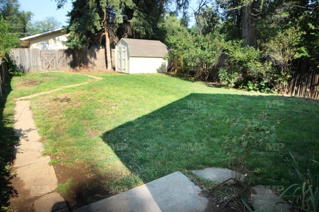 Building Photo - 627 S Grant Ave