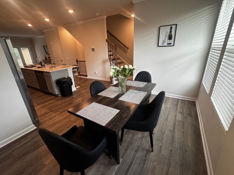 Building Photo - Room in Townhome on Chestnut Trce