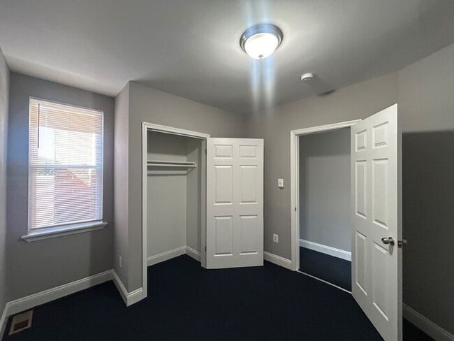 Building Photo - 2 Bedrooms PLUS DEN