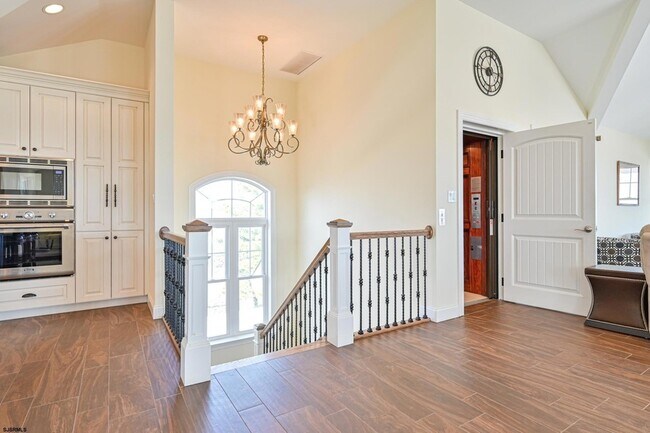 Building Photo - 400 17th St S