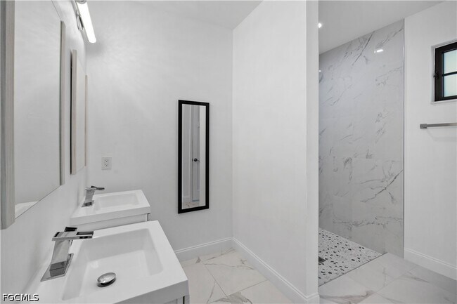 Building Photo - 24 Crestwood Cir S