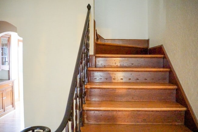 Building Photo - Amazing Vintage Tile, Arched Doorways, Built-ins & Courtyard in This Art-Deco Townhouse!