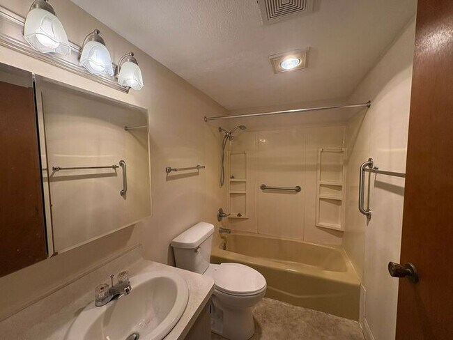 Building Photo - $925 | 2 Bedroom, 1 Bathroom Apartment | Pet Friendly* | Available for Immediate Move In!!