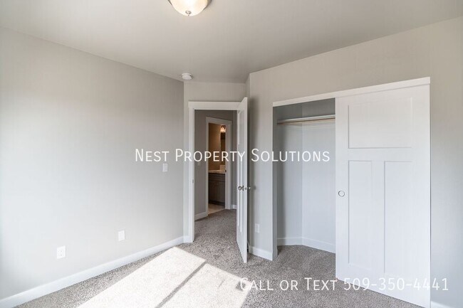 Building Photo - 650 Hargraves Ave NE