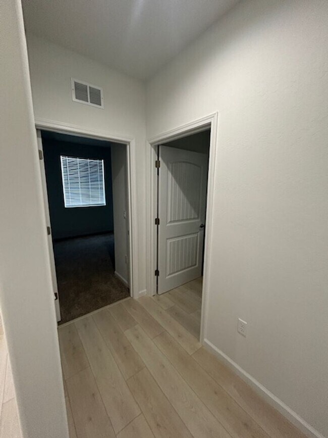 Building Photo - Brand new 4 bedroom 3 bathroom with solar in NW Visalia!!