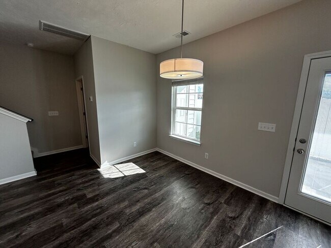 Building Photo - 1904 Bethpage Dr