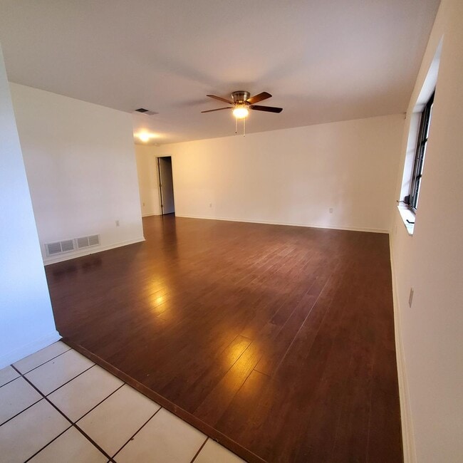 Building Photo - Location, convenience, comfort. This 4 bedroom plus den, 2 bath has it all!