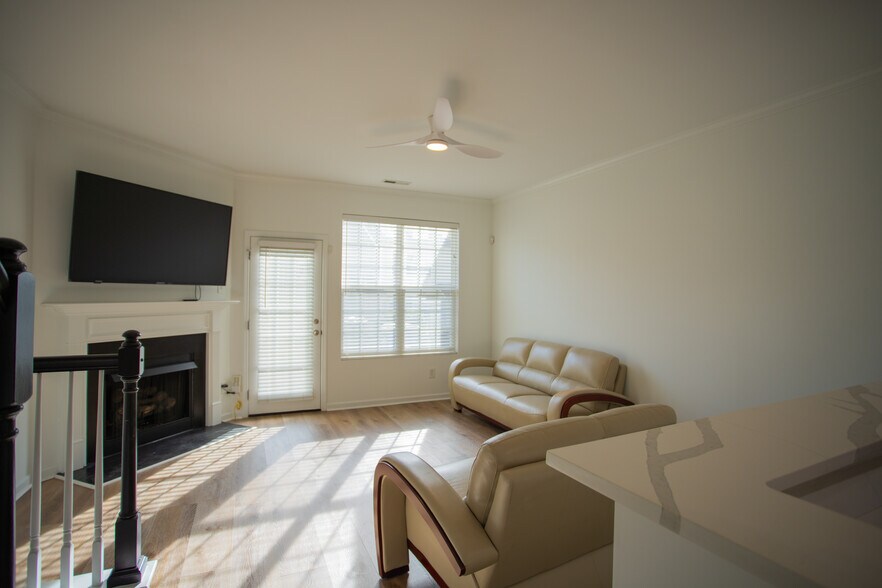Living Room with tv - 814 Bryant St