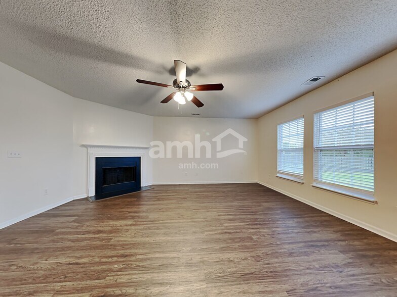 Building Photo - 303 Waylon Dr