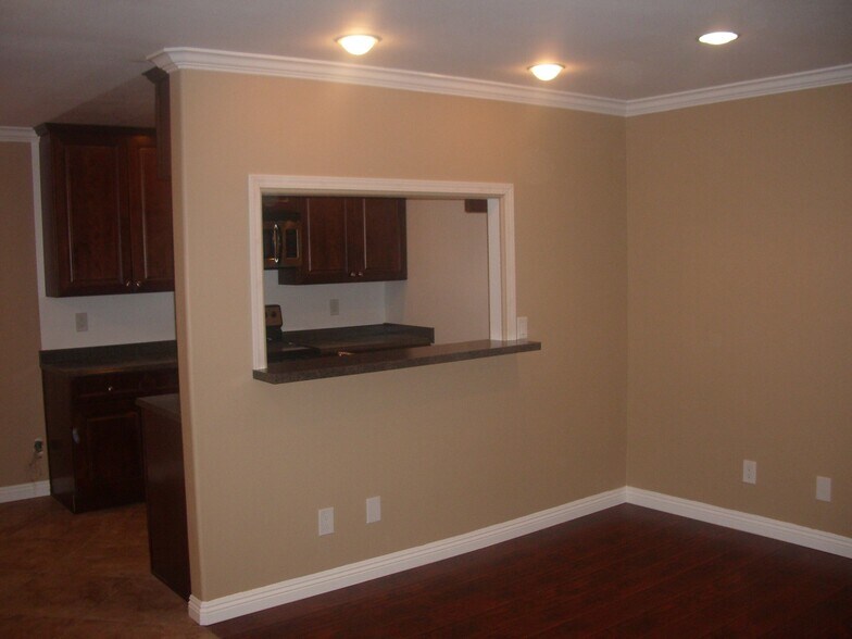 Building Photo - 310 S Miraleste Dr