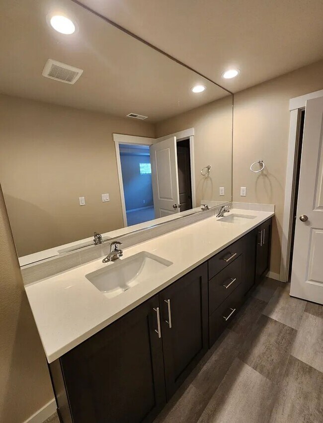 Building Photo - Must See Townhome Located in Ponderosa Ridge