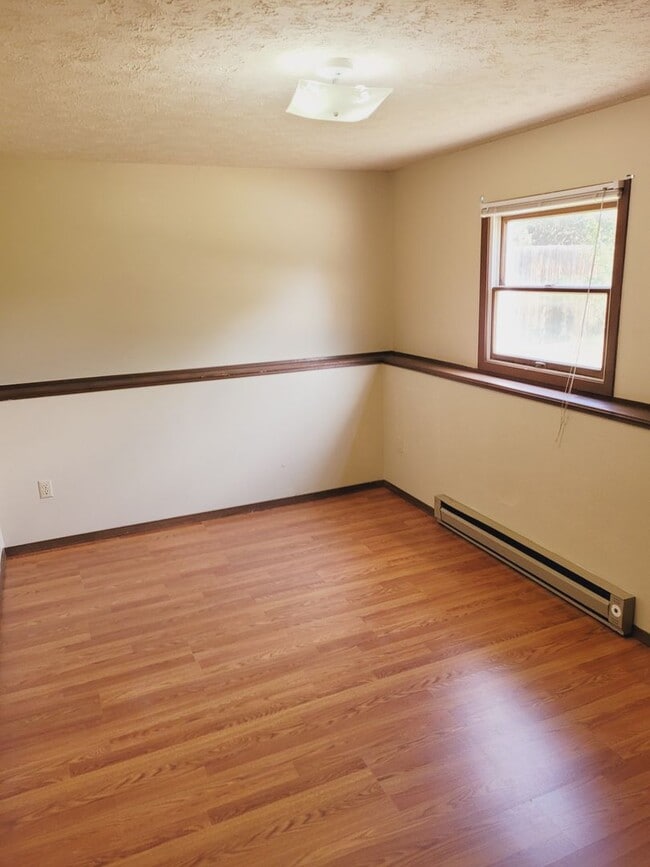 Building Photo - Inviting Home Featuring an Open Concept Floor Plan