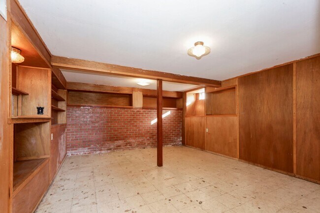 Building Photo - 320 La Casa Ave