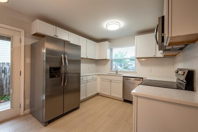 Primary Photo - 8708 Pineridge Dr