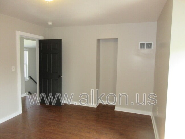 Building Photo - 620 Loretta St