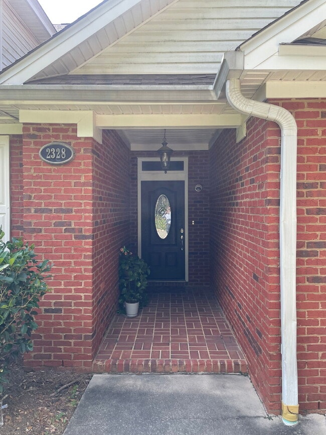 Building Photo - Large 3/2 with Fenced in Yard!