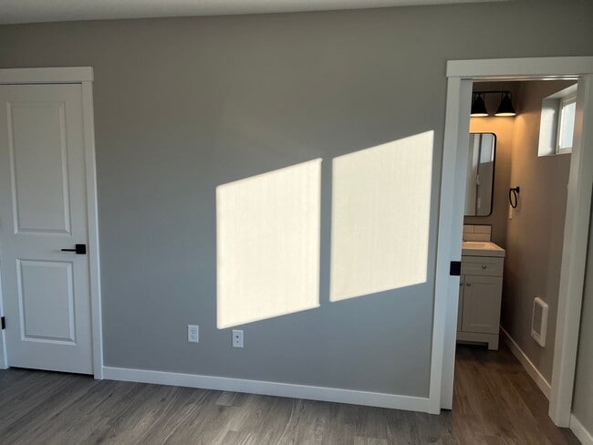 Building Photo - Newer 3 bedroom 2.5 bathroom duplex in Thu...