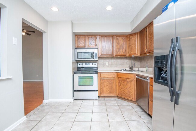 Building Photo - Knoxville 37922 - 3 bedroom, 2 bath with fenced-in yard - Call Susan Niedergeses (865) 300-4722