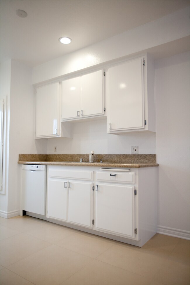 Kitchen - 4106 McLaughlin Ave