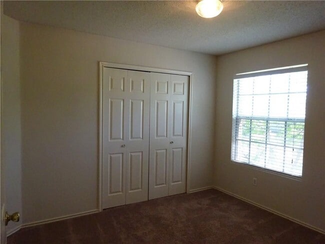 Building Photo - 1908 Lantana Dr