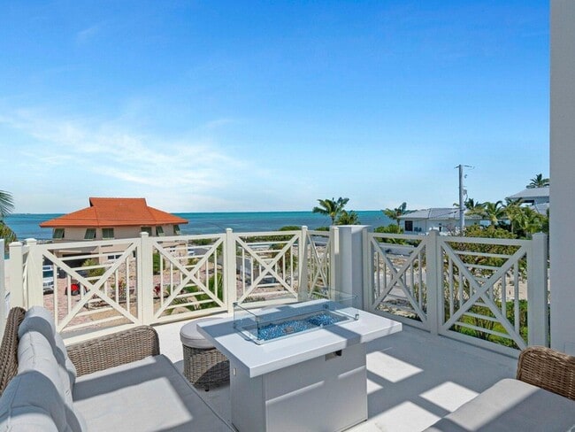 Building Photo - 317 E Seaview Cir