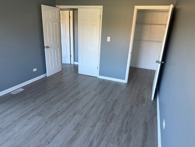 Building Photo - 1319 Kingsbury Dr