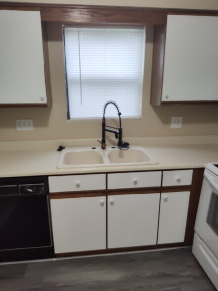 Building Photo - 301 Abbey Cir