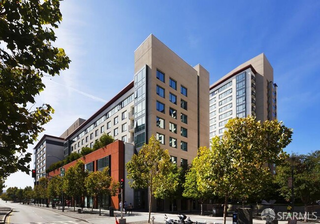 Building Photo - 250 King St