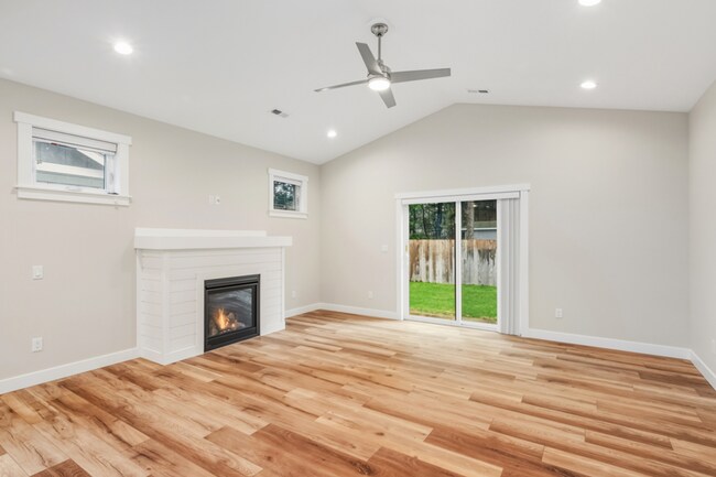 Building Photo - Modern 3-Bed x 2-Bath House