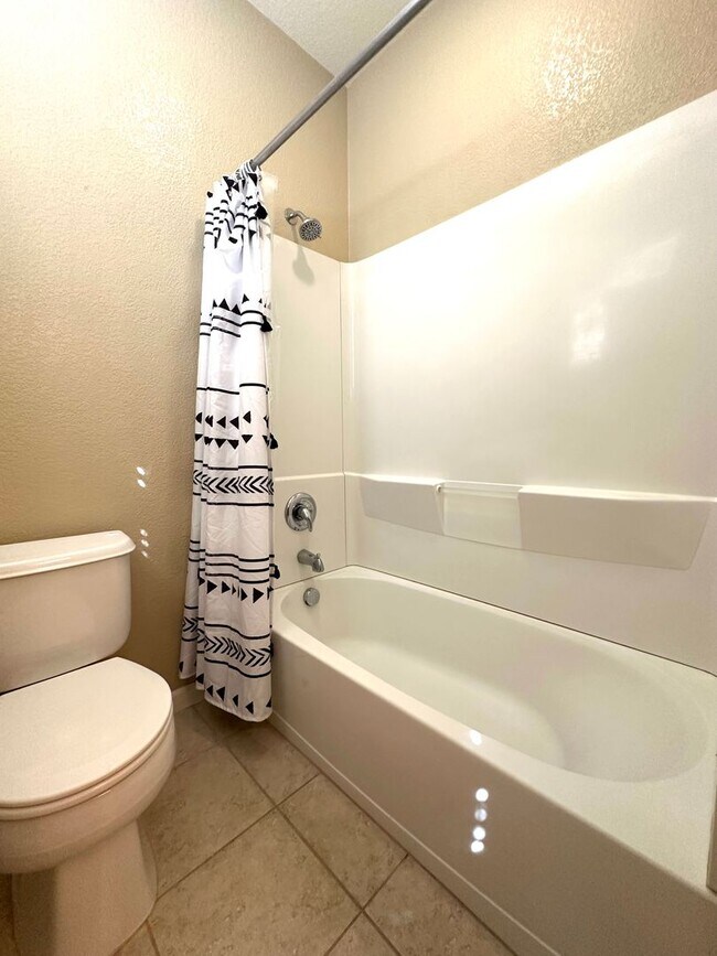 Building Photo - Spacious Home in Prime Turlock Location