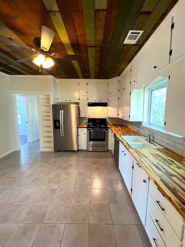 Building Photo - 914 Back St