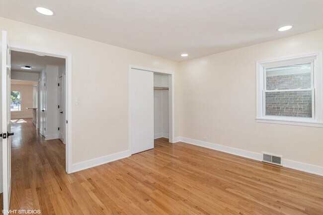 Building Photo - 6251 N Hamlin Ave