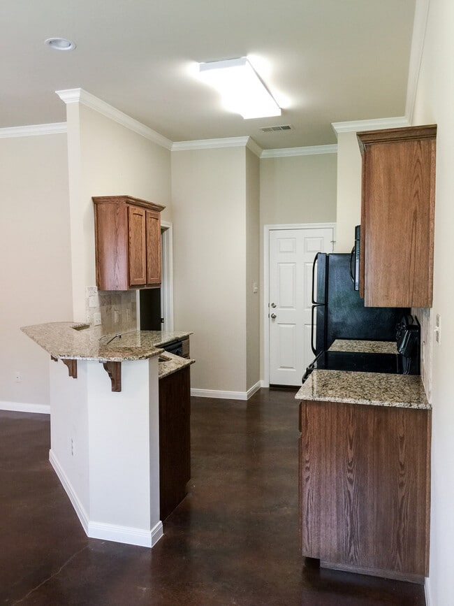Building Photo - 3BR / 2BA Duplex in Hewitt, Texas | Midway ISD *Leasing Special Available*