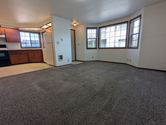Building Photo - Great first floor 2bed/1 bath apartment