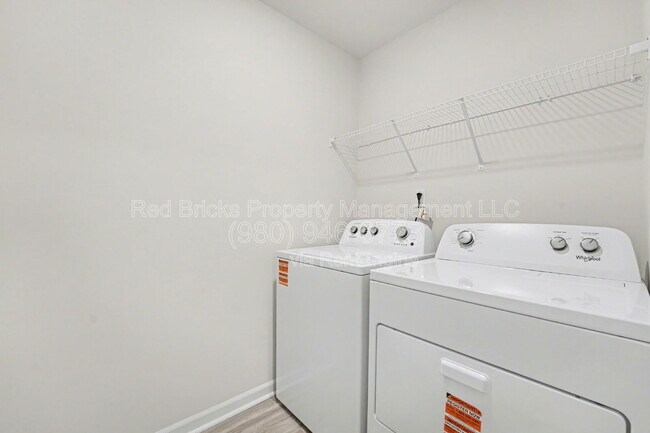 Building Photo - 136 Mdw Vw Dr