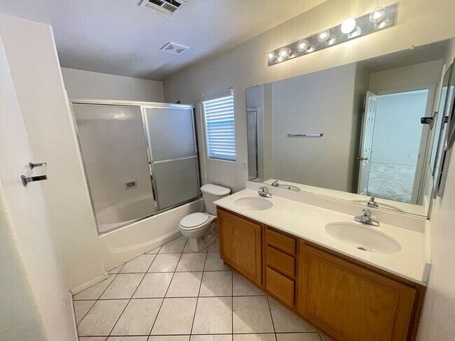 Building Photo - This proeprty has been shown before and will be leased to the first qualified applicant. To sched...