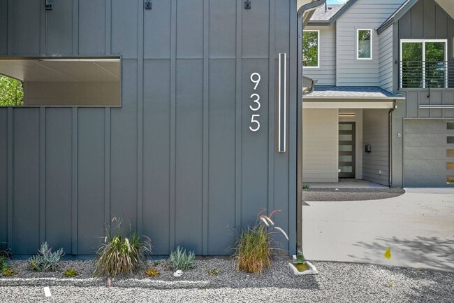 Building Photo - Premium Central Austin New Construction