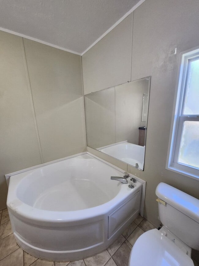 Building Photo - 811 N D St