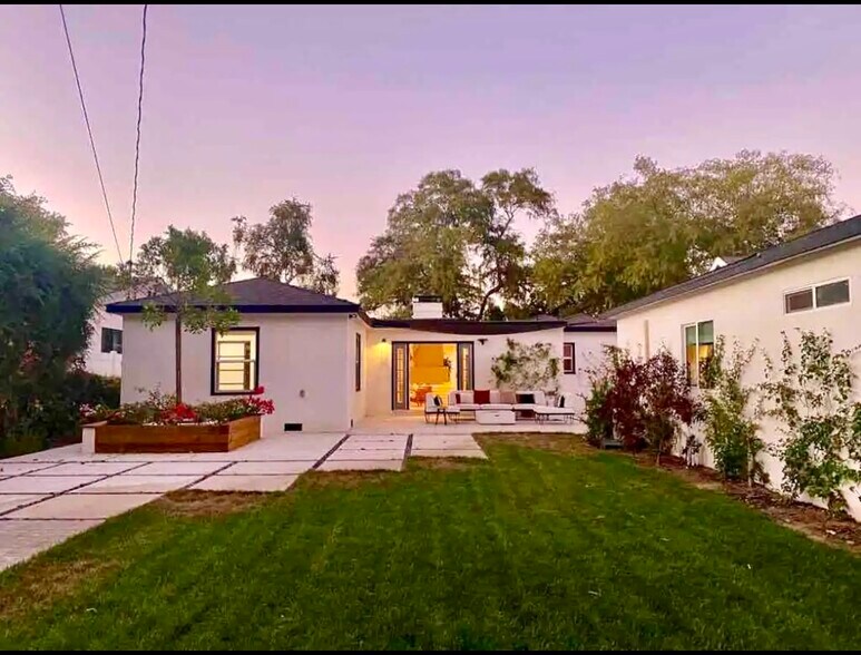 Building Photo - 11516 La Maida St